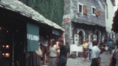 Turistler, Antik Mostar Tarihi Caddelerinde Hatıra Dükkanları Arasında Dolaşıyor. Bosna-Hersek 'te 1970' lerin Eski Yugoslavya Görüntüleri