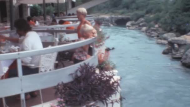 Turister Lunch Utomhus Restaurang Med Utsikt Över Neretva Floden Mostar — Stockvideo