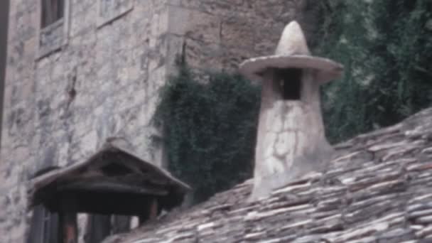 中央モスタルの古代の石のチップ屋根の石の暖炉 ボスニア ヘルツェゴビナユーゴスラビアアーカイブ1970年代の映像 — ストック動画