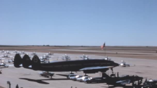 冷战时期停靠在美国军用机场的老式螺旋桨客机 美国空军飞行示范中队蓝色和黄色洛克希德L 1049蓝天使超级星座 — 图库视频影像