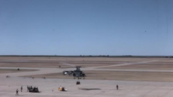 Helikopter Met Intermeshing Rotors Draagt Een Lading Bevestigd Met Een — Stockvideo