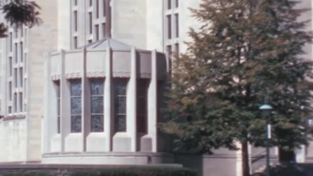 メリーランド州ボルティモアの聖母大聖堂の正面ビューの詳細 ゴシック様式とアート デコの2つの建築様式が混在している 1960年のヴィンテージ映像 ズームアウト — ストック動画