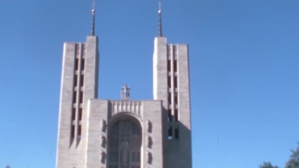 Främre Över Katedralen Mary Vår Drottning Mot Klarblå Himmel Bågformade — Stockvideo