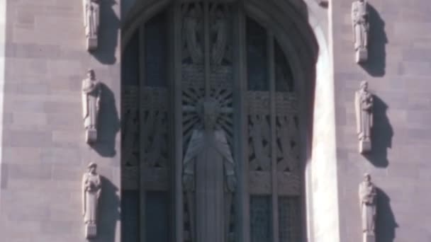 メリーランド州ボルティモアの聖母大聖堂の彫刻や彫刻の詳細 大聖堂は古典的で中世ゴシック様式のモダンな建築様式を採用しています — ストック動画