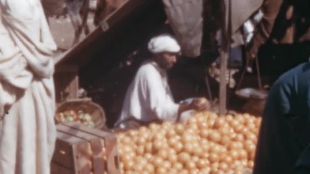 Islamski Arabski Człowiek Głową Pokrytą Sprzedażą Cebuli Wolnym Powietrzu Maroku — Wideo stockowe