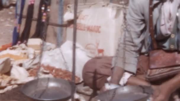在农村的露天市场上出售草药的阿拉伯人 接近香料在地面上 穿着传统服装的穆斯林男子 1950年代摩洛哥Azemmour Suq的太阳日 — 图库视频影像