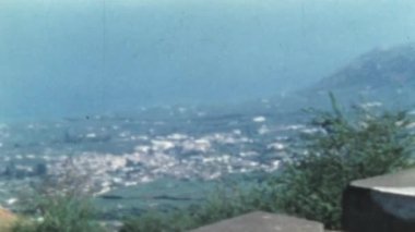 Tepenin tepesinden vadinin, şehrin ve okyanusun güzel manzarası. İspanyol adasında doğa. Kanarya 'daki Tenerife. 1955 'te Las Canadas del Teide' de rüzgarlı bir esinti ile sıcak güneşli bir gün. Peyzaj