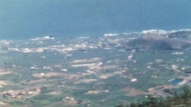 Vadideki bir dağın tepesinden manzara manzarası. İspanya 'nın Tenerife adasında şehir, okyanus ve yeşil orman. Sıcak güneşli yaz günü 1950 'lerde Las Canadas del Teide' da rüzgarlı bir esinti