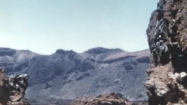 İspanyol adası Tenerife 'deki El Teide yanardağının altındaki kayalık bir vadide güzel bir manzara. 1950 'lerde Doğal Park Las Kanada' da rüzgarlı bir esinti ve mavi gökyüzü ile güneşli bir gün.