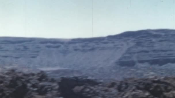 テネリフェ島のTeide火山に近いLas Canadas自然公園の風景 1950年代パンムーブメントとアーカイブワイドショット映像 緑の森の上に青空と晴れた日 カナリア諸島では — ストック動画