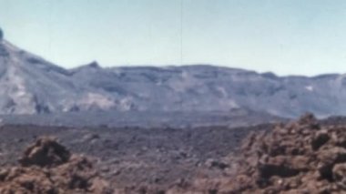 Tenerife Mars Volkanik Peyzajı El Teide Doğal Park Bölgesi 'nde Lav Kayaları ile birlikte. Las Kanada 'da sıcak, kuru, güneşli bir gün. 1950 'lerin Tarihi 8mm Geniş Çekim Pan Videosu.