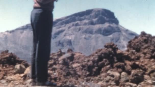 立ち男の足スペイン島テネリフェ島のエルテイデ火山の素晴らしいパノラマビューを見て 国立自然公園で青空と美しい晴れた日ラス カナダ 1950年代アーカイブ映像 — ストック動画