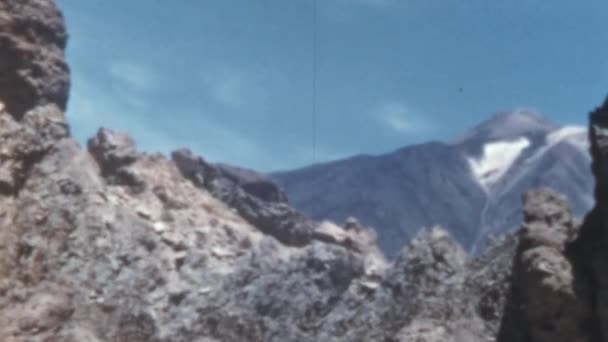 在西班牙的特内里菲岛 穿着短裙和提包的女人慢慢地走着 手拿着手在火山上挥动着 美丽的阳光明媚的一天 1950年代的拉斯加那刮起了大风 斯诺沃山顶 — 图库视频影像