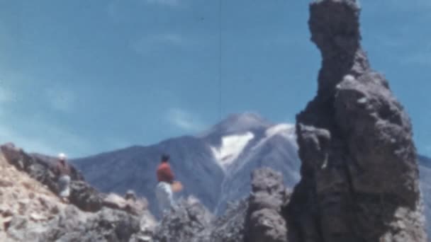 人々はゆっくりとテネリフェ島のスペインの島にあるTeite Mountainのトレイルを歩きます 1950年代のラス カナダで暑い晴れた日 岩のない風景 そして山のキャップを見る — ストック動画