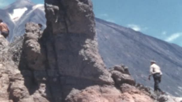 1950年代の裕福な観光客テネリフェ島の火山Teideの急な登りを歩いてください 青い空の晴れた日 カナリア諸島のラス カナダ山脈の風景 — ストック動画