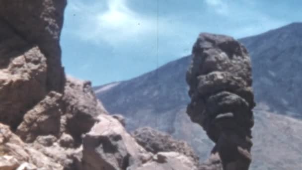 テネリフェ島のTeide火山の溶岩岩 緑の山々と青空の背景 1950年代のラス カナダ国立公園の晴れた日歴史的映像 — ストック動画