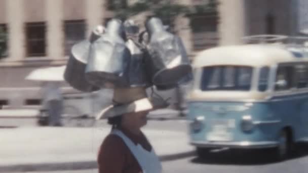 Kafasında Sıvılar Için Metal Kaplar Taşıyan Bir Kadın Santa Cruz — Stok video
