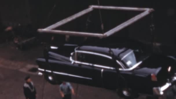 Великий Чорний Американський Автомобіль Заряджається Корабель Піднімаючи Його Крейном Cadillac — стокове відео