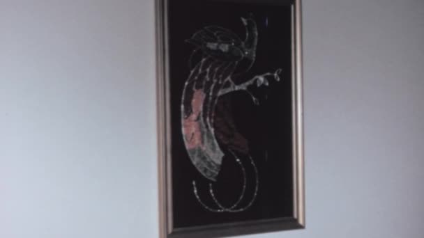 Абстрактна Картина Чорним Фоном Висить Білій Стіні Інтер Типового Американського — стокове відео