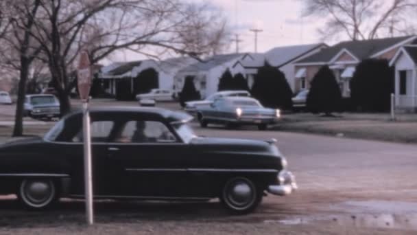 Μαύρο Retro American Car Στρίβει Δεξιά Ένα Δρόμο 1960 Sunny — Αρχείο Βίντεο