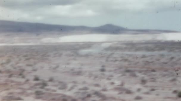Maspalomas Gran Canariaの砂丘サハラ砂漠の砂の象徴的なビーチ 1950年代のカナリア諸島のヴィンテージ映像 晴れた日のパノラマビュー パーム グリーン ブッシュとノー ピープル 砂漠の乾燥した風景 — ストック動画