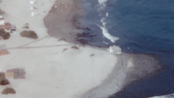 马斯帕洛马斯 邓恩航空视图 撒哈拉沙漠沙滩的大峡谷观光海滩 1950年代加那利群岛的档案录像 炎热的阳光普照的干枯风景 — 图库视频影像