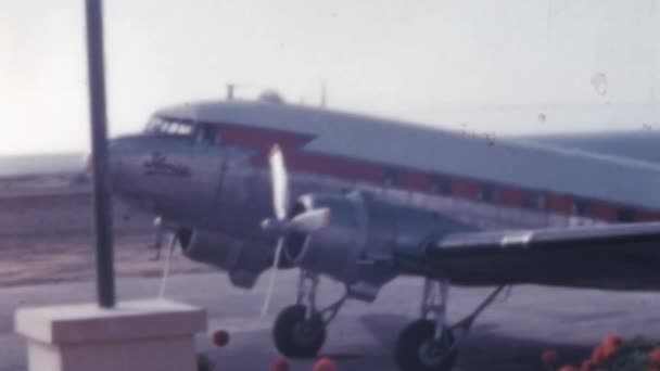 Vintage Propeller Passagerare Transportplan Parkerade Gran Canarias Flygplats Arkivbilder Kanarieöarna — Stockvideo