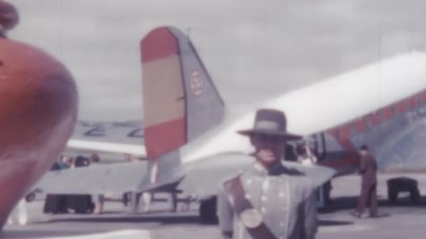 Historiska Passagerare Propeller Flygplan Parkerade Flygplatsen Sunny Day Arkiv Gran — Stockvideo