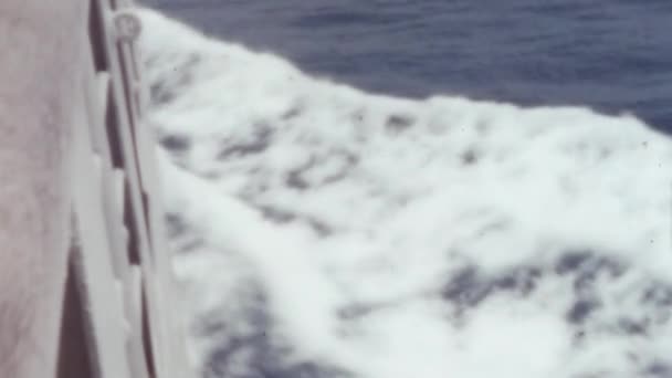 Hab Fröccsenő Víz Egy Vitorlás Hajó Oldalán Nosztalgiás Videó 1950 — Stock videók