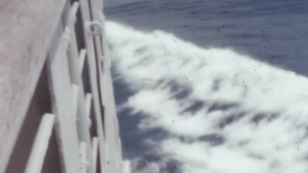 豪华游轮带着浪花和泡沫在海里航行 1950年代富人度假生活方式的档案片段 — 图库视频影像