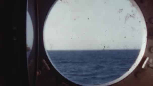 Blue Ocean Sett Från Bakom Porthole Sailing Cruise Ship Retrofilm — Stockvideo