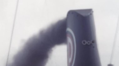 Geminin bacası Diesel Motor 'dan siyah egzoz dumanı yayıyor. Hava kirliliği kavramı. 1950 'lerde Çevresel Sorunlara Duyarlılık.