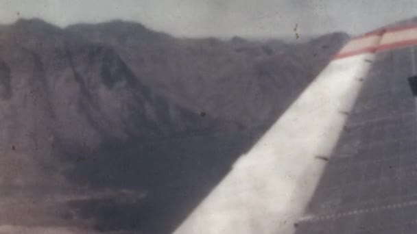 Antika Metal Yolcu Uçağı Nın Kanarya Adaları Sahne Arkaplanı Ile — Stok video