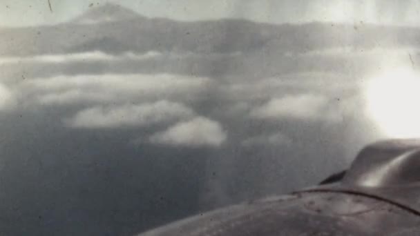 エンジンとプロペラ1950年代の古いクラシカ旅客機の回転 雲と空中景観ビューの上からグランカナリア島 プロペラブレードの光反射 — ストック動画