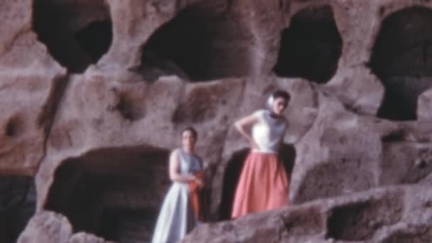 グラン カナリアのヴァレロン洞窟遺跡を訪れる2人の女性観光客 1950年代のロングスカートの典型的な女性のドレス — ストック動画