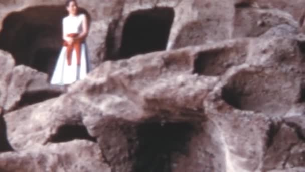Cavernas Valeron Gran Canaria Com Turistas Filmagem Original Década 1950 — Vídeo de Stock