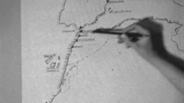 ペン付き白人男性右手アフリカとヨーロッパの海岸線の黒と白の地図で フランス南部からカナリア諸島へのルートを示しています 1950年代アーカイブ映像 — ストック動画