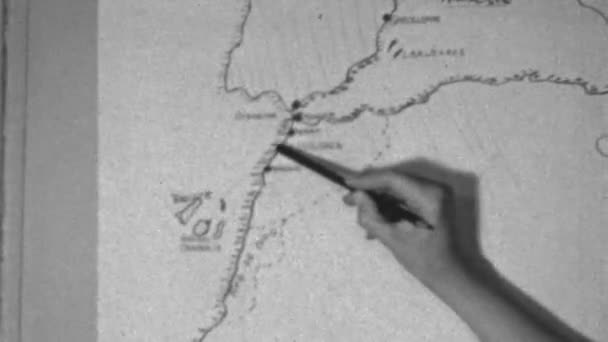 与黑色铅笔鞋一起驾驶游轮从摩洛哥海岸的阿兹美尔驶向大加那利亚 1950年代欧洲 非洲和加那利群岛的古埃及地图 — 图库视频影像