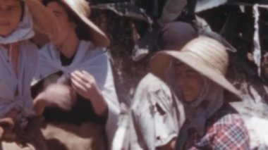 İspanyol kızlar ve kadınlar sıcak bir yaz gününde İspanya 'nın Gran Canaria şehrinde geleneksel kıyafetler giyerek gülüyorlar. Kızlar konuşuyor, elbiselerini topluyorlar, eski moda kıyafetlerini giyiyorlar.
