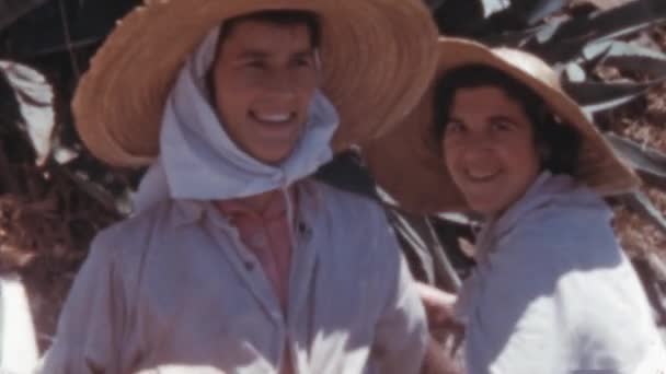 Spanische Mädchen Und Frauen Lachen Einem Heißen Sonnigen Sommertag Auf — Stockvideo