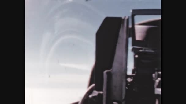 ボーイングB 29スーパーフォーチュラは 北米F 100スーパーセイバーのパイロットが給油のために接近するという観点から Usafの給油のためにKb 29タンカーに変更された アメリカ合衆国 — ストック動画