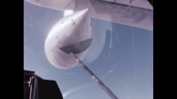 美国大约在1950年左右 装有飞行中加油探头的管子从Nacelle出来 从战斗机飞行员的角度出发的特写镜头 把它连接到 — 图库视频影像