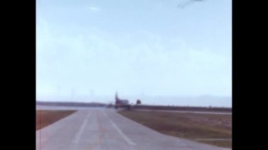 Douglas C-124 Globemaster II Eski Titrek Birleşik Devletler Hava Kuvvetleri USAF ağır kaldırma pervaneli kargo taşımacılığı uçağı 1950 ve 1960 'larda. Vintage havacılık arşiv videosu yüklendi. ABD 1950 'lerden kalma