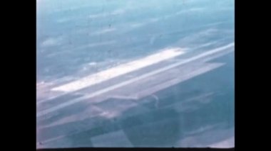 Savaş uçağı pilotu POV 'tan Amerika Birleşik Devletleri' nin askeri havaalanı üzerinde uçuyor. Amerika Birleşik Devletleri Hava Kuvvetleri uçağından 1950 'lerin askeri havaalanı görüntüsü. Soğuk Savaş 'ın ender dijital videoları