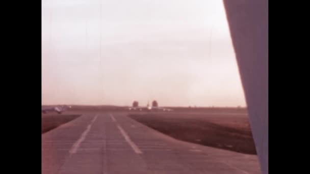 美国20世纪50年代的远程涡轮喷气推进核战略轰炸机准备在机场起飞 波音B Stratojet美国空军冷战轰炸机 1950年代左右的美国 — 图库视频影像