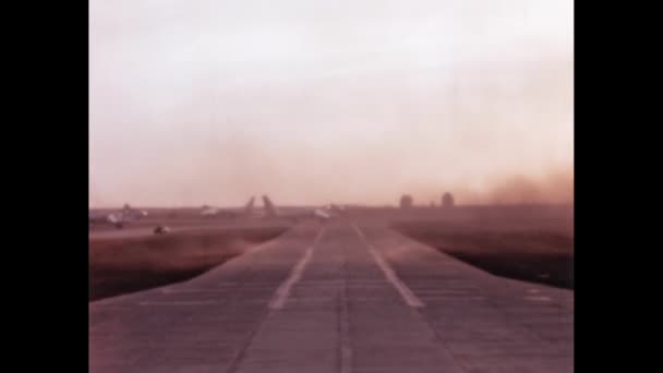 20世纪50年代美国空军原子弹轰炸机小组在军用机场滑行 波音B Stratojet美国空军远程战略轰炸机 旨在核武器共产主义 — 图库视频影像