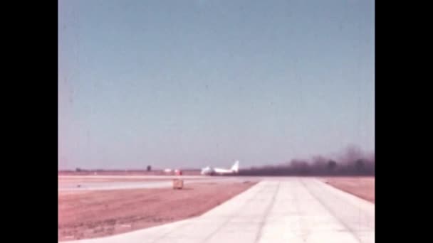 美国战略核炸弹手从六台喷气式发动机中发射出巨大的黑烟 波音B 47美国空军在20世纪50 60年代冷战时期的远程飞机 — 图库视频影像