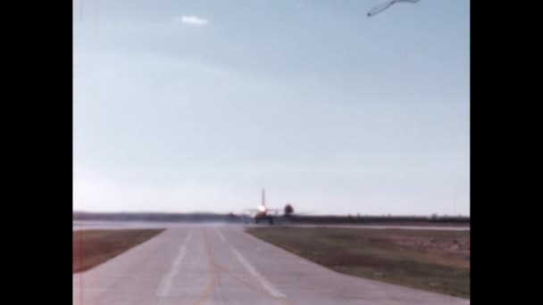 Kalkış Için Amerikan Askeri Hava Üssünün Pistine Klasik Kargo Uçağı — Stok video
