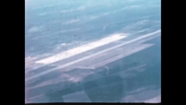 戦闘機パイロットのPovから米国の軍事空港を飛行します アメリカ1950年代アメリカ空軍の飛行中の飛行機からの軍事空港のビュー 冷戦のまれなデジタルビデオ — ストック動画