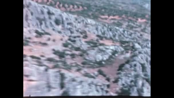 Voo Combate Baixa Altitude Alta Velocidade Sobre Montanhas Década 1950 — Vídeo de Stock